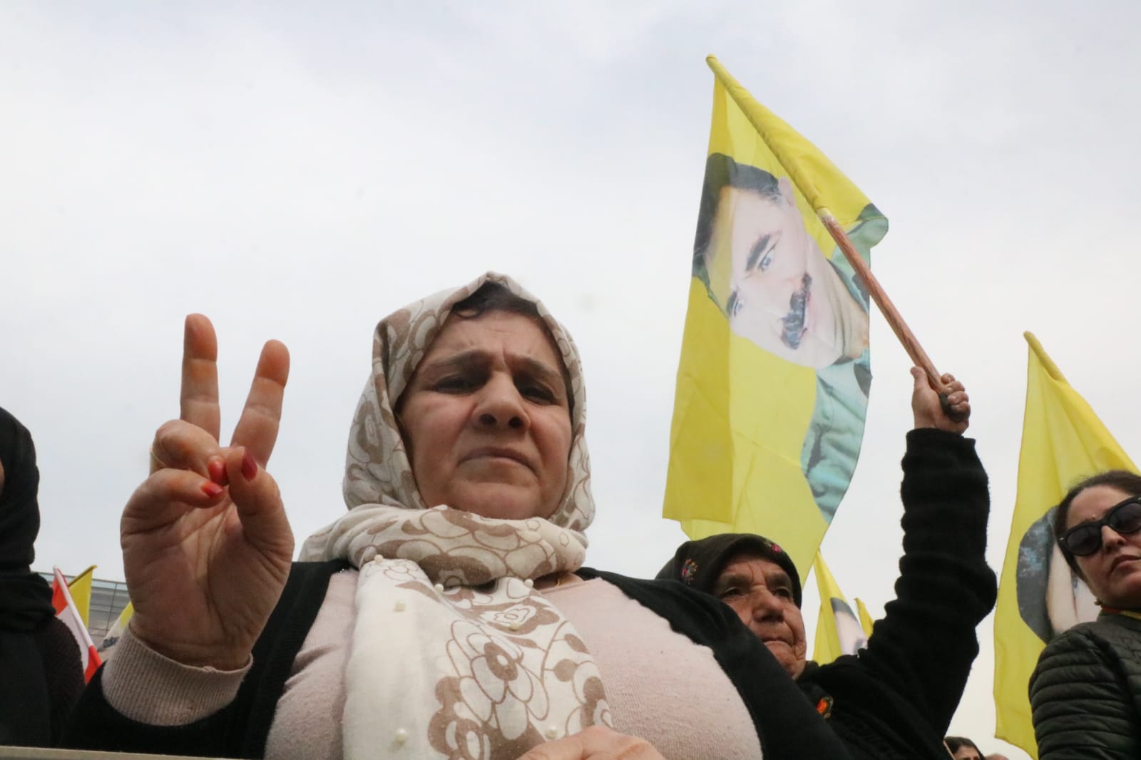 في ذكرى اعتقال أوجلان... وقفة لحزب العمال الكردي في بيروت